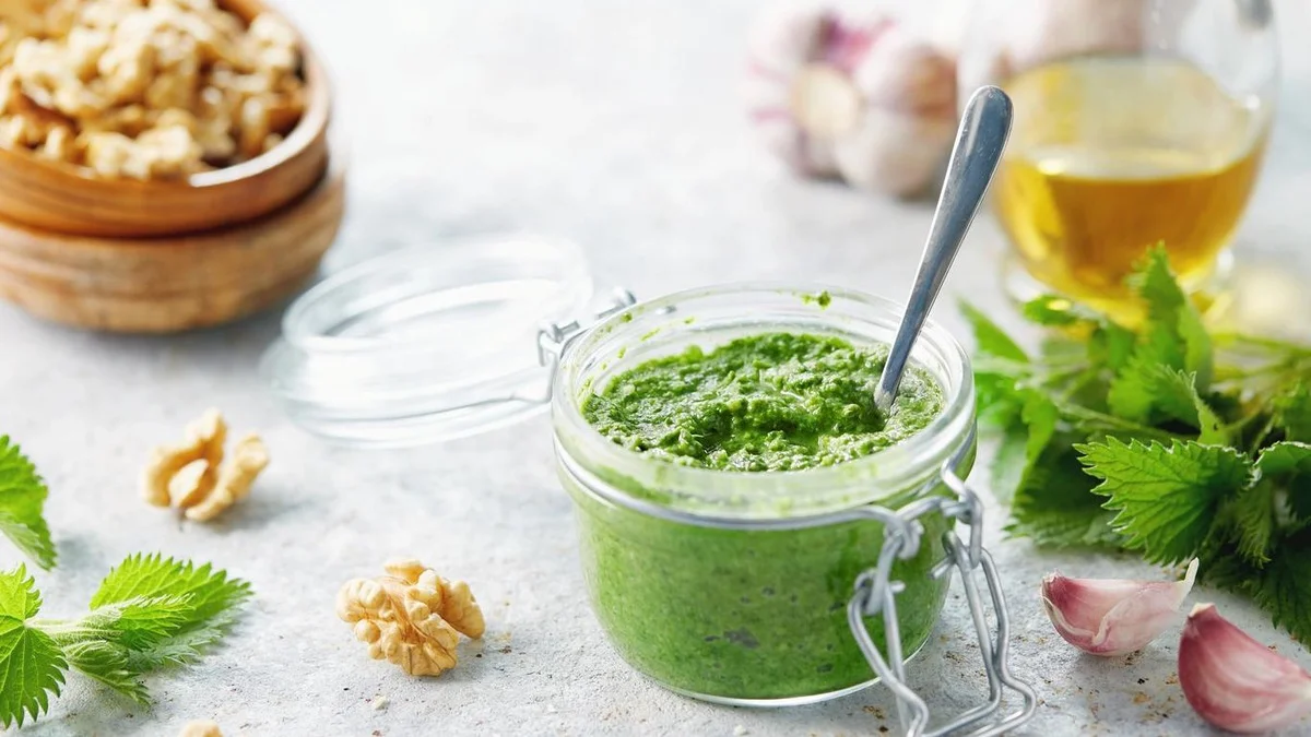 Bomba vitaminica dalla natura a costo zero: questa “salsa verde in cinque minuti” sostituisce i costosi spinaci