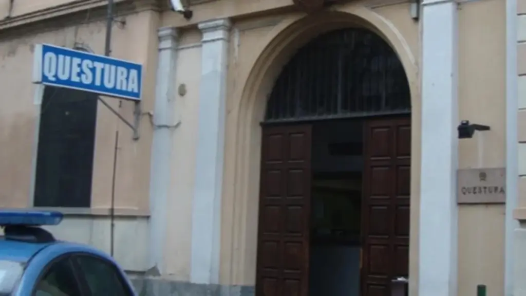 Dramma a Vercelli, giovane salvato dalla polizia mentre tenta di gettarsi sotto un’auto
